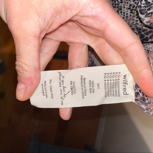 100% Silk Wilfred mauve snake print button down blouse. - Picture 6 of 6